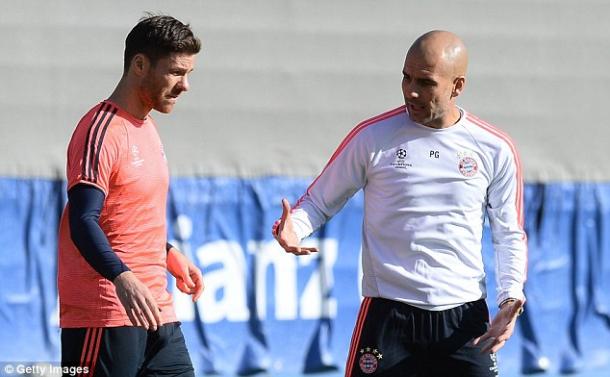 Alonso (pictured, left) alongside Pep during his days as Bayern manager. | Photo: Daily Mail