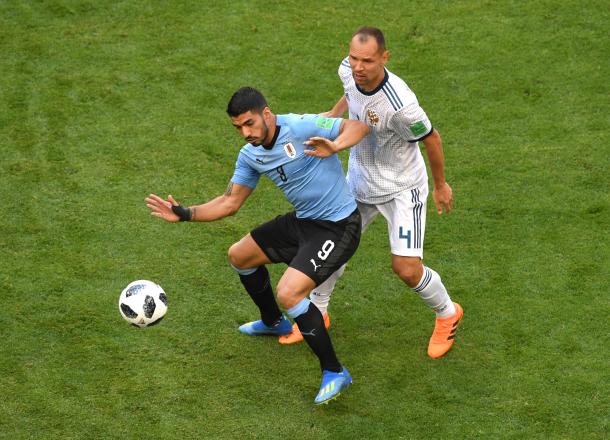 Ignashevich ante Suárez, el delantero charrúa | Foto: FIFA.com