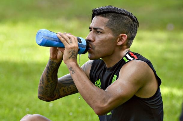 En la imagen, Javier Aquino bebiendo agua durante los entrenamientos.