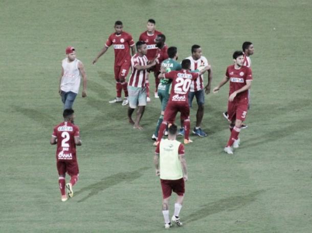 Parte da torcida ficou decepcionada e decidiu peitar os jogadores. (Foto: Ney Gusmão/VAVEL Brasil)