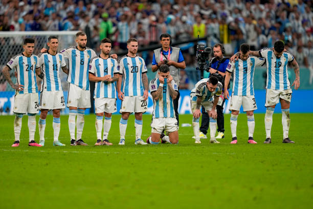 Los jugadores de Argentina esperando el último lanzamiento de Lautaro Martínez / Foto: Getty Images