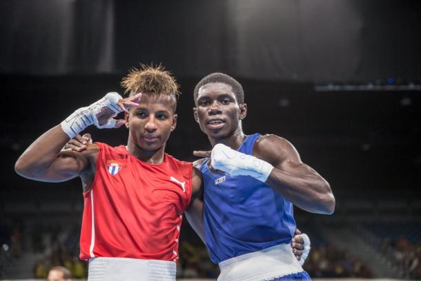 Herney Martinez (à esq.) abraçado com Joahnys Argilagos ao fim do combate entre os dois (Foto: Divulgação/AIBA)