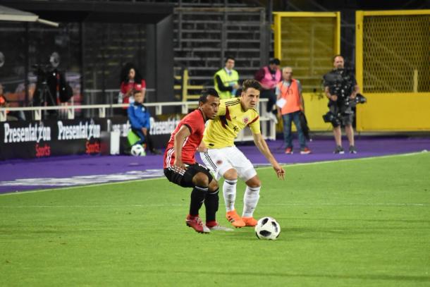 Santiago Arias disputando el balón con un rival egipcio / FOTO: @FCFSeleccionCol