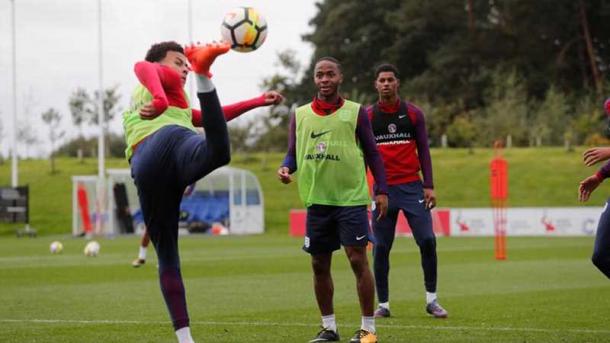 Alli, Sterling e Rashford (Foto: Divulgação/English Team site oficial)