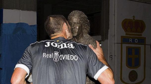 Diego Cervero besa el busto de Armando Barbón en el Tartiere. | Foto: realoviedo.info