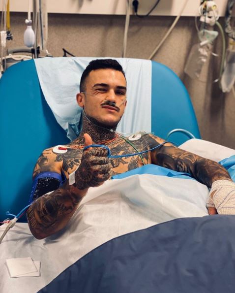 Arón Canet fue operado de una fractura-luxación abierta de las dos articulaciones de su meñique izquierdo. Imagen: Instagram