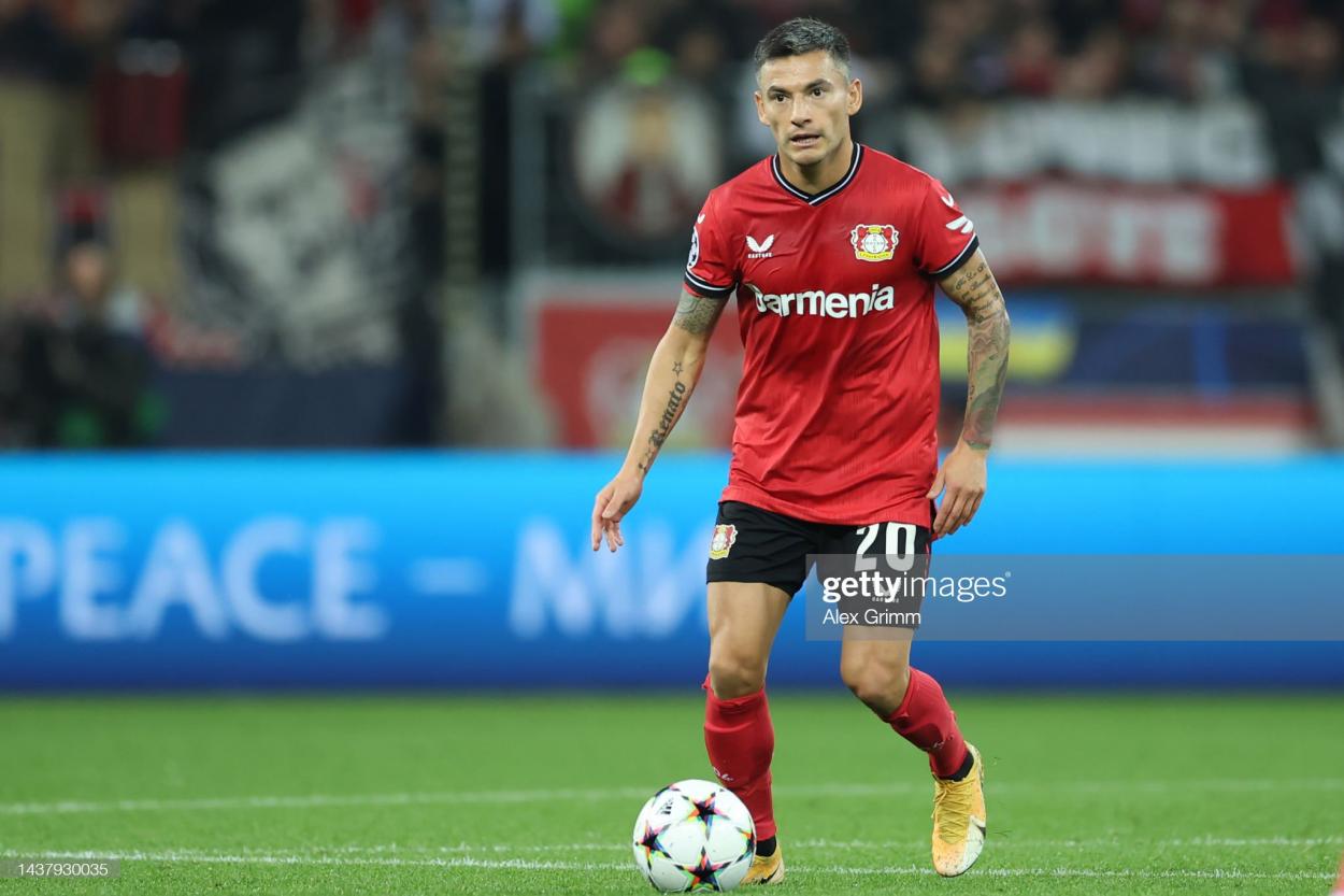 Aranguiz controls the ball against FC Porto (Photo by Alex Grimm/Getty Images)