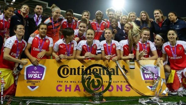 Losada celebrando el título junto a sus compañeras del Arsenal Ladies | Fuente: Getty Images