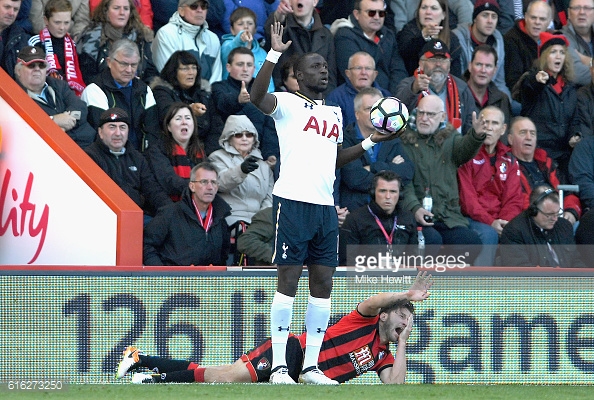 Arter goes down in pain after an elbow from Sissoko (photo: Getty Images / Mike Hewitt)