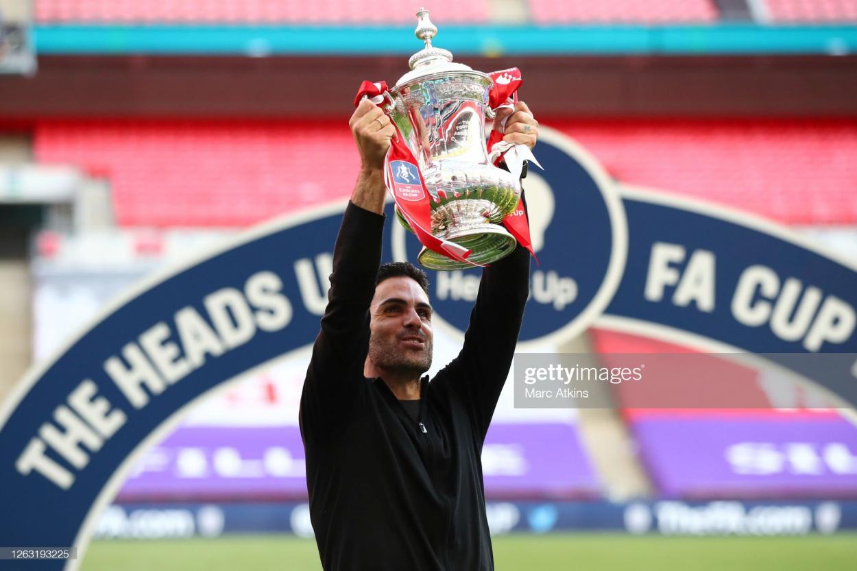 LONDON, ENGLAND - AUGUST 01: Mikel Arteta, Manager of Arsenal celebrates with the Heads Up Emirates FA Cup Trophy following his team's victory in the FA Cup Final match between Arsenal and Chelsea at Wembley Stadium on August 01, 2020 in London, England. Football Stadiums around Europe remain empty due to the Coronavirus Pandemic as Government social distancing laws prohibit fans inside venues resulting in all fixtures being played behind closed doors. (Photo by Marc Atkins/Getty Images)