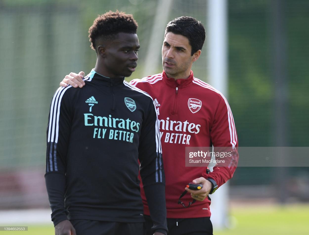 ST ALBANS, ENGLAND - APRIL 30: Arsenal manager Mikel Arteta talks to Bukayo Saka during a training session at London Colney on April 30, 2022 in St Albans, England. (Photo by Stuart MacFarlane/Arsenal FC via Getty Images)