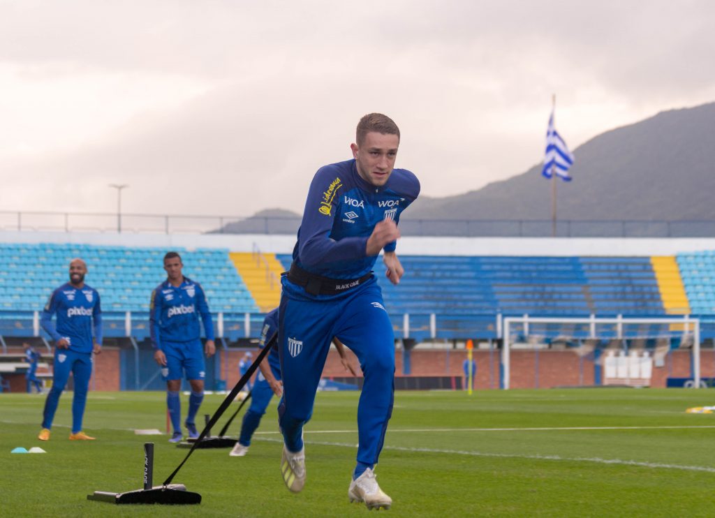 Zagueiro Arthur Chaves retorna de suspensão (Foto: André Palma Ribeiro/Avaí FC)