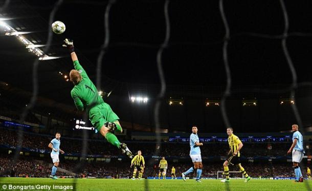 Hart realiza una atajada de mucho mérito en Champions League ante el Borussia Dortmund. Foto: Getty Images