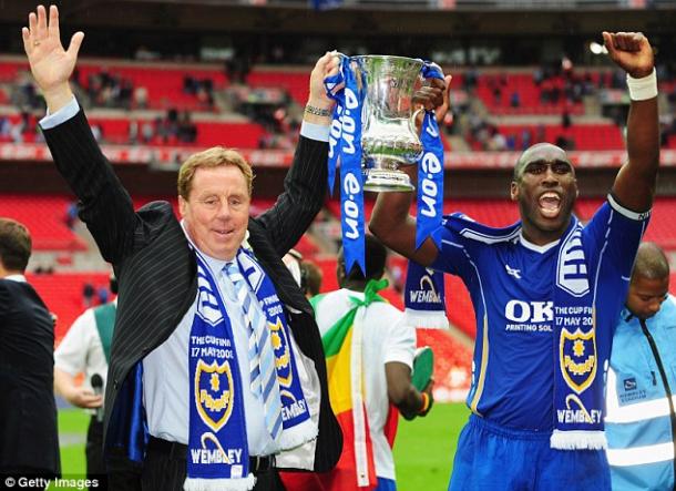 Redknapp y Campbell levantan con el Portsmouth el trofeo de la FA en el año 2008. Foto: Getty Images via Daily Mail