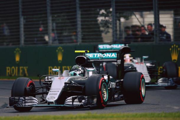 Nico Rosberg lidera a Lewis Hamilton durante la carrera de Australia | Fuente: www.rfeda.es