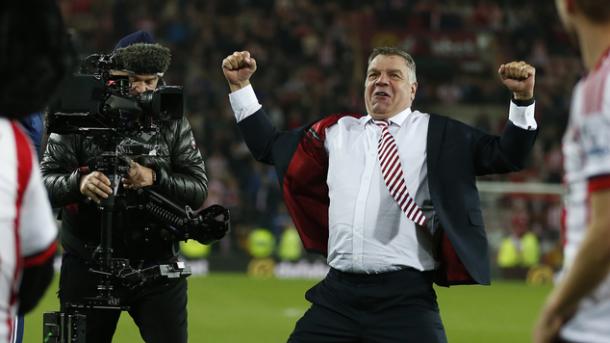 Allardyce celebra apasionadamente la permanencia del Sunderland. Foto: Daily Mail