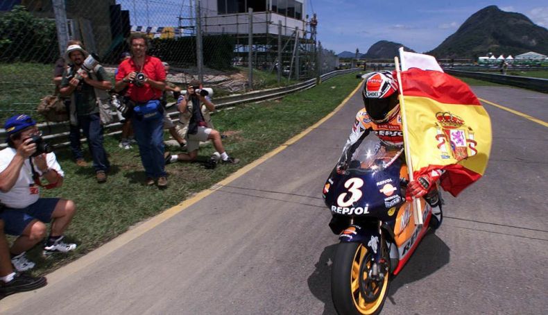 Alex Crivillé en la celebración del mundial que ganó en 1999. Fuente: Honda.