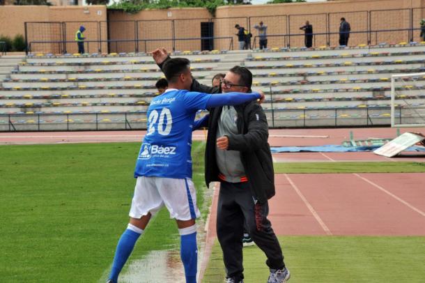 Ceballos celebró su gol con el delegado del San Fernando | Foto: José Cabeza