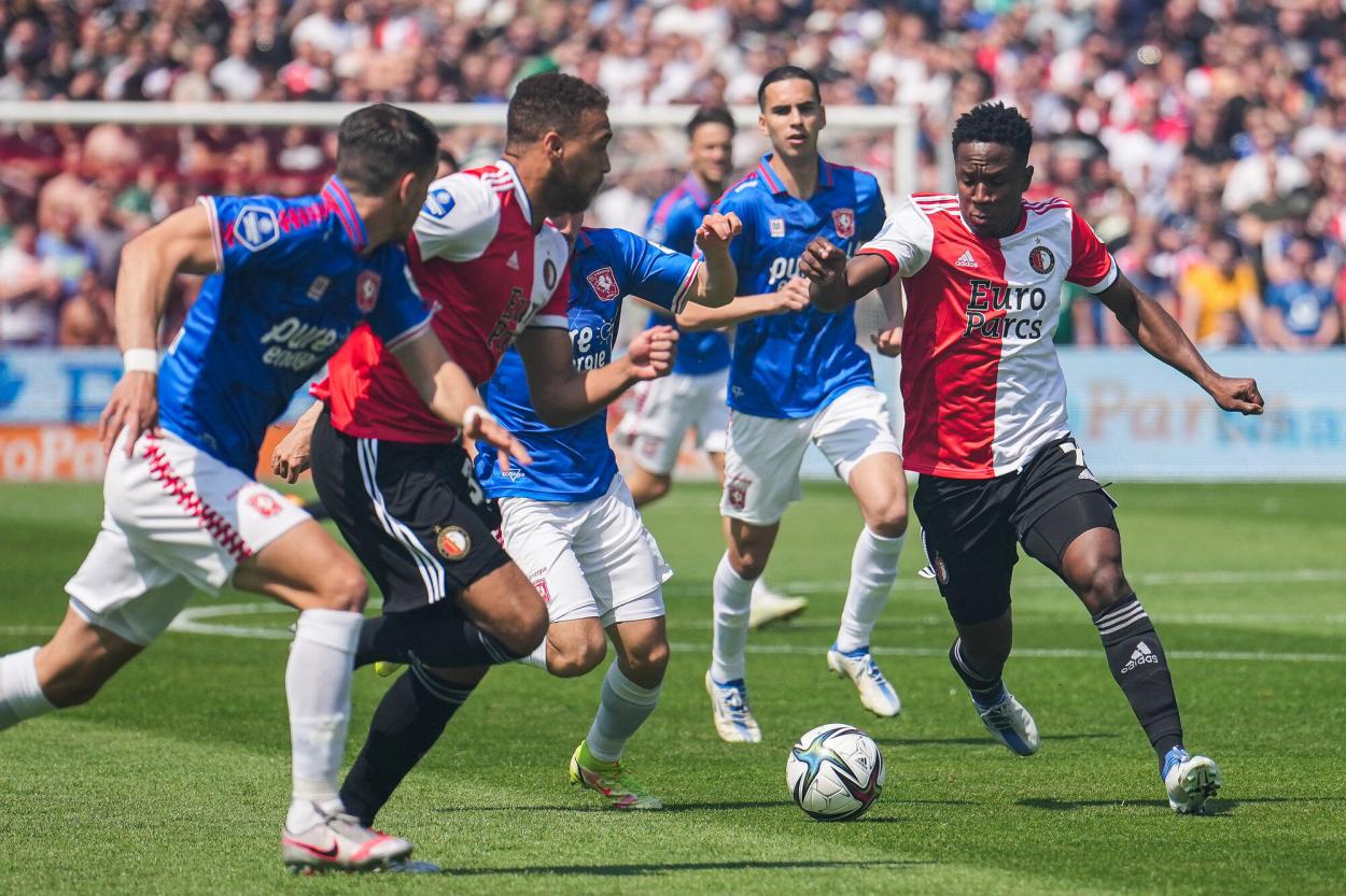Lance del juego entre el Feyenoord y el Twente la última jornada de la Eredivise / Foto: @Feyenoord