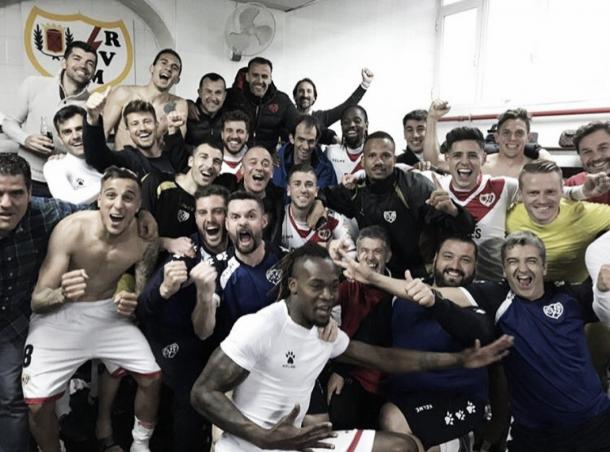 Jugadores del Rayo Vallecano celebrando el ascenso | Fotografía: Rayo Vallecano S.A.D.