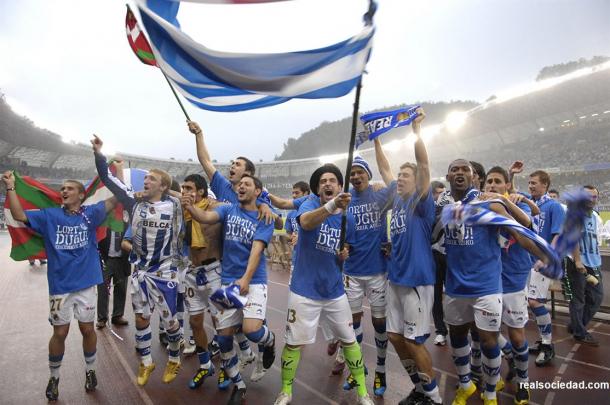 Los jugadores de la Real Sociedad celebran el ascenso a Primera y el título de Segunda División. Fotografía: Web Real Sociedad