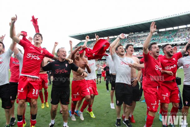 La plantilla sportinguista celebra el ascenso de 2015 | Imagen: Juan Ignacio Lechuga - VAVEL