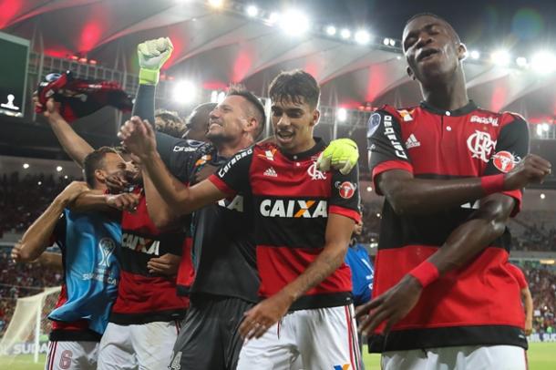 Jogadores festejam classificação heroica do Fla em 2017 (Foto: Gilvan de Souza/Flamengo)