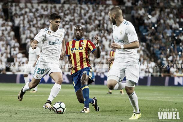 Asensio y Benzema contra Kondogbia, protagonista en el duelo entre Valencia y Real Madrid I Foto: Daniel Nieto (VAVEL)