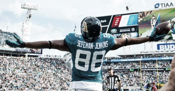 Seferian-Jenkins festejando su anotacion al final de la primera mitad (foto Jacksonville Jaguars)