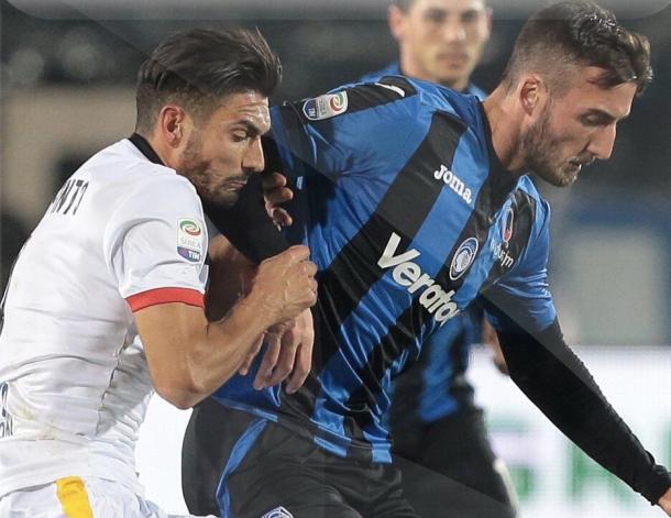Petagna in lotta con un giocatore del Benevento | twitter @DanyForsy96