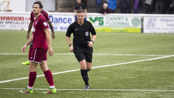 Ryan Atkin durante un partido | Foto: Sky Sports