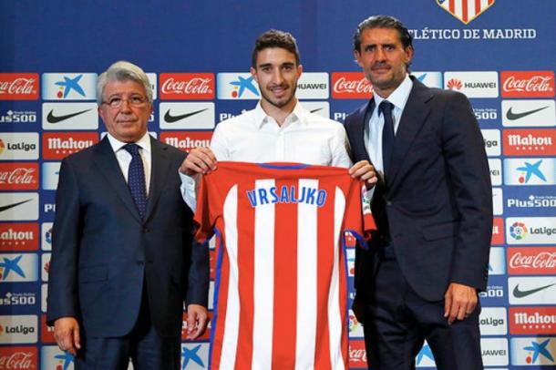 Vrsaljko holds the jersey of his new side aloft | Photo: maisfutbol.pe