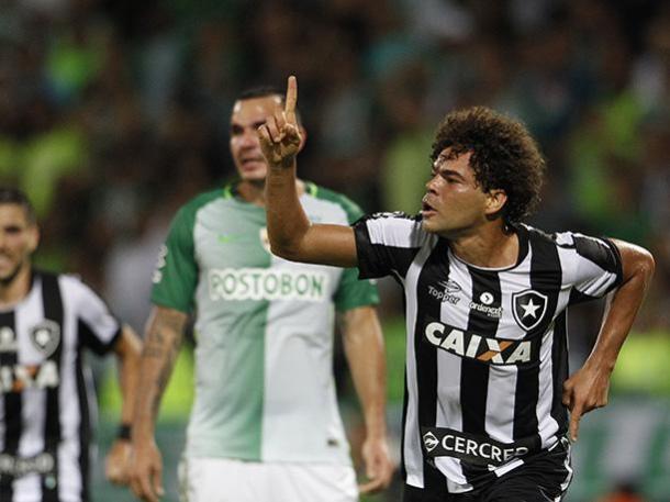 Camilo anotó el primer gol en partidos oficiales en los en los enfrentamientos entre ambos clubes .| Foto: EFE