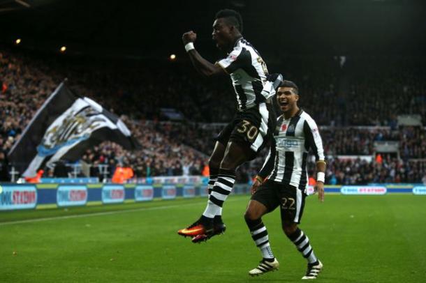 Atsu celebrando un gol este curso. foto: Newcastle Untied