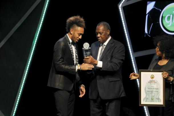 Aubameyang recieves the award (photo: Twitter)
