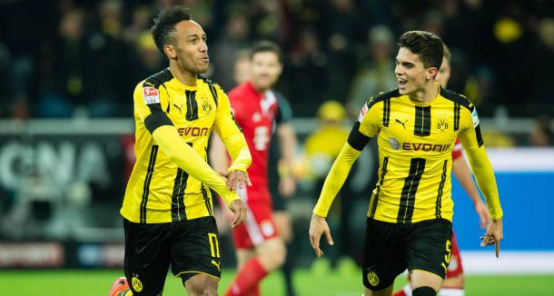 Aubameyang celebra el gol junto a Bartra | Foto: Borussia Dortmund