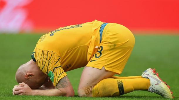 Ao fim da partida, australianos lamentaram resultado e eliminação. Foto: FIFA/Getty Images