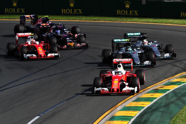 Lewis Hamilton es adelantado por Sebatian Vettel, Nico Rosberg, Kimi Räikkönen y Max Verstappen en la salida de Australia | Fuente: www.globalnewswebsite.com