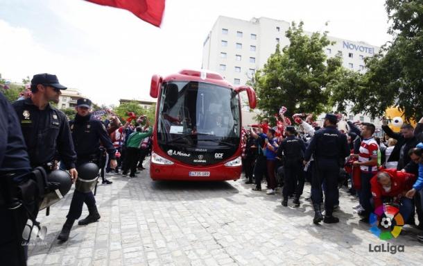Los cuatro mil seguidores rojiblancos arroparon la llegada del autobús. (Foto:LFP)