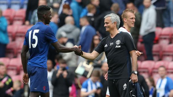 Mourinho felicita a Tuanzebe tras el encuentro. Foto: Sky Sports
