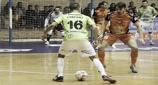 Chicho busca disparar a la meta de Gus | Foto: LNFS
