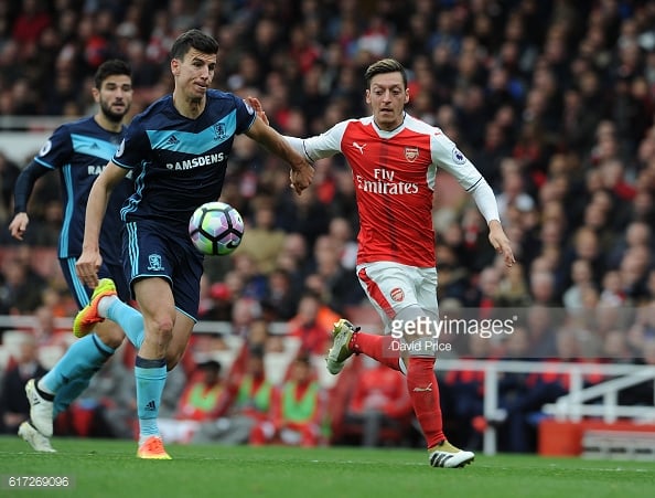Daniel Ayala battles with Mesut Ozil during Arsenal and Middlesbrough's stalemate| Photo: GettyImages/David Price