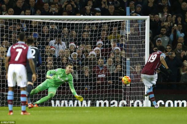 Ayew scored a penalty against West Ham earlier this season (photo: Reuters)
