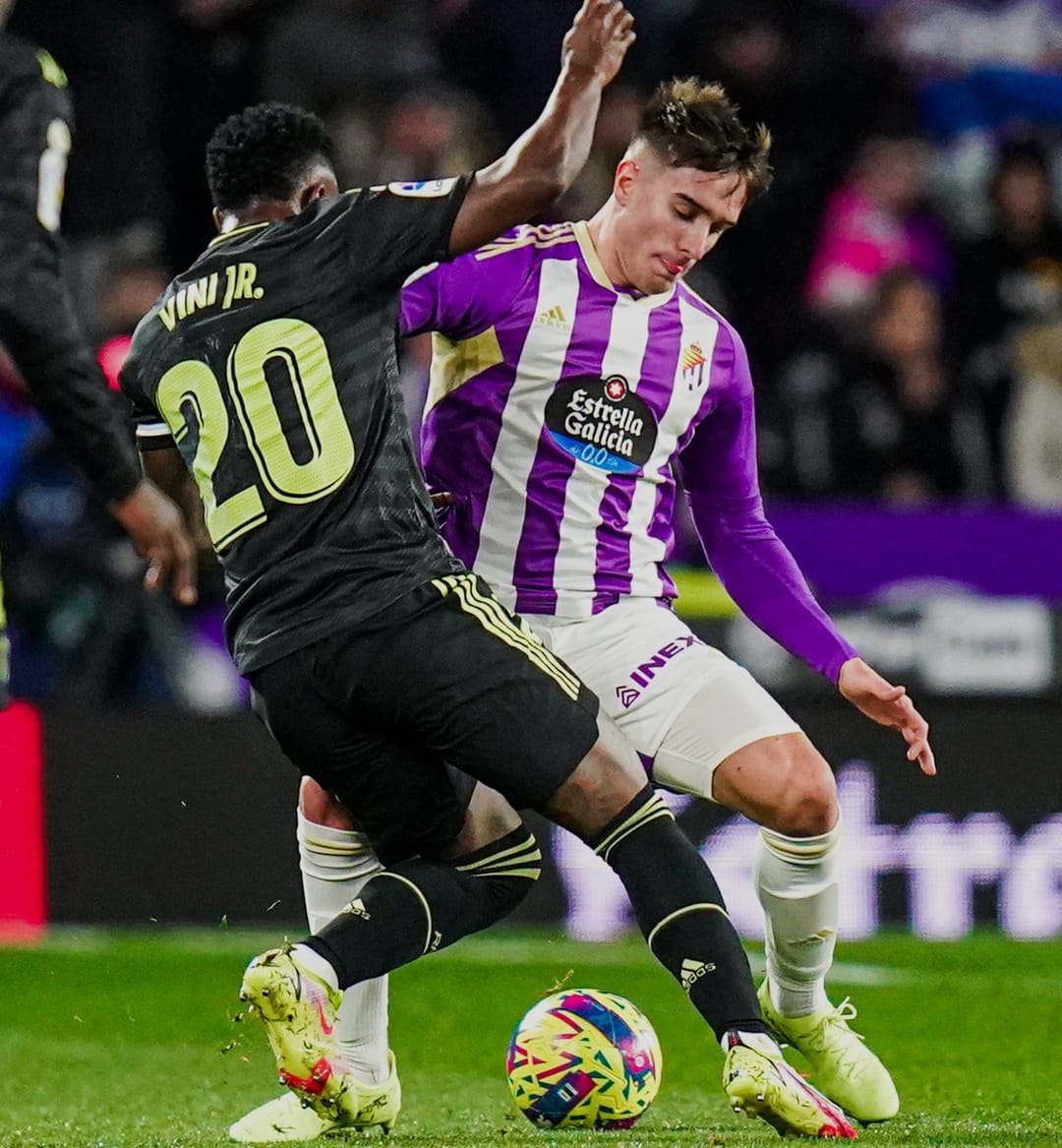 Vinicius and Fresneda fighting for a ball/ Source: Real Valladolid