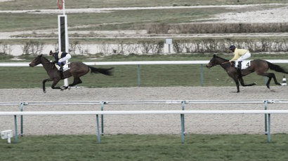 Kodiak West entrando segundo en su última actuación en el Hipódromo de Deauville. / Fuente: zeturf.