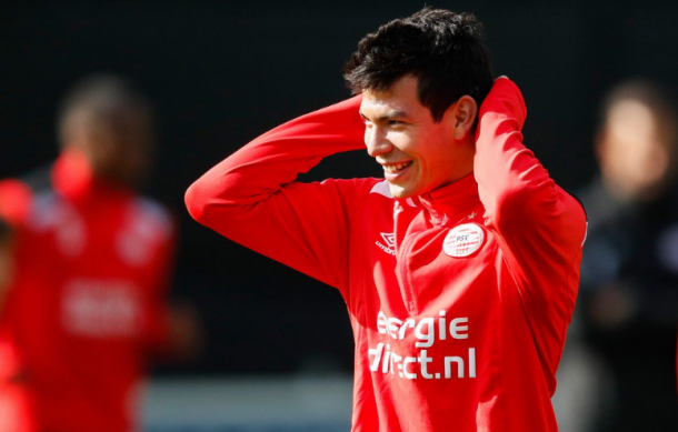 Lozano entrenando con el equipo. Fuente: PSV (Twitter)