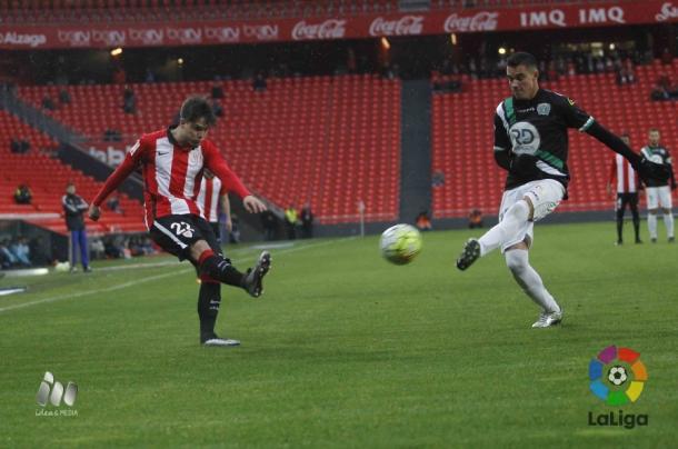Etxeberría bota un centro lateral ante Abel Moreno (La Liga)