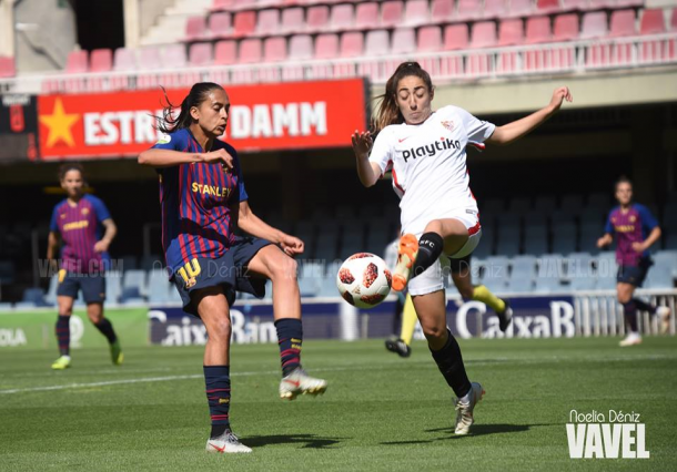 Andressa Alves y Olga Carmona peleando la posesión del balón. FOTO: Noelia Déniz