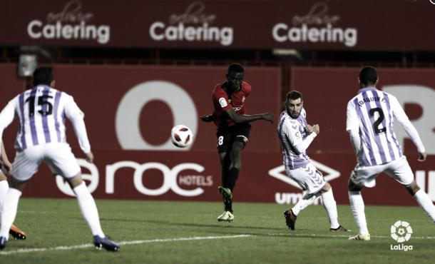 Baba dispara a puerta en el partido contra el Valladolid. Fuente: LaLiga.