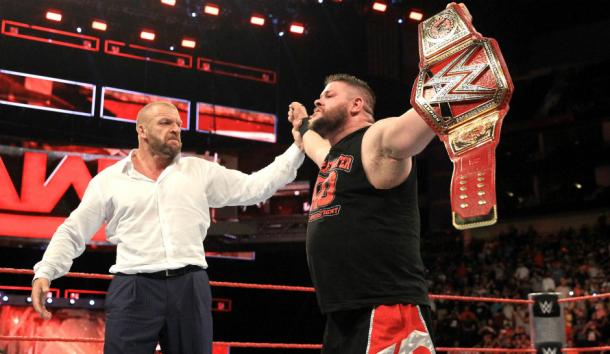 Triple H celebrando junto a Kevin Owens (WWE.com)